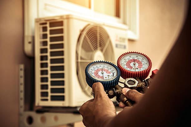 Professional Hvac technician working in Donahue, IA